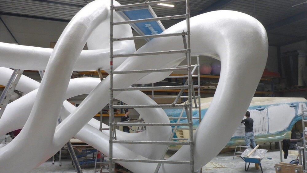 Nick Ervinck Trahiard kunstwerk, beeldende kunst, sculptuur. Polyester. Productie, speciaal transport en plaatsing door Blowups.