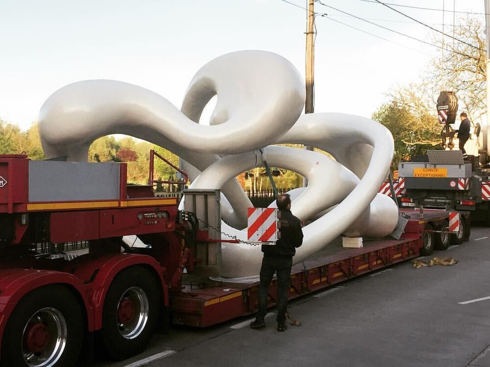 Nick Ervinck Trahiard kunstwerk, beeldende kunst, sculptuur. Polyester. Productie, speciaal transport en plaatsing door Blowups.