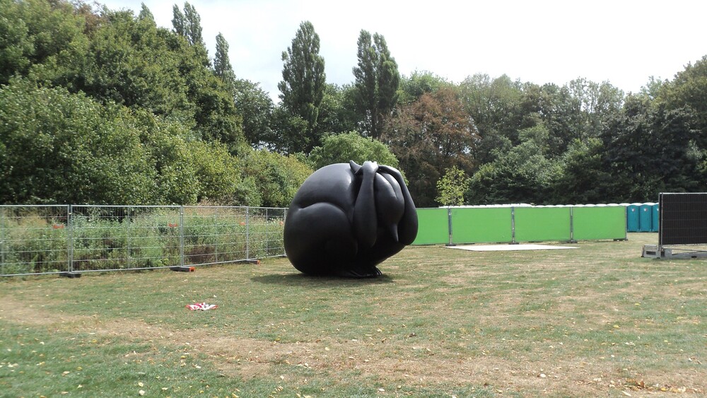 Piet Parra ontwierp de sculptuur ‘Angstig konijn’, Stichting Appelsap gaf opdracht tot een uitvergroting van de sculptuur aan Blowups. Het drie meter hoge konijn is gemaakt van polyester en staat op het Flevopark.