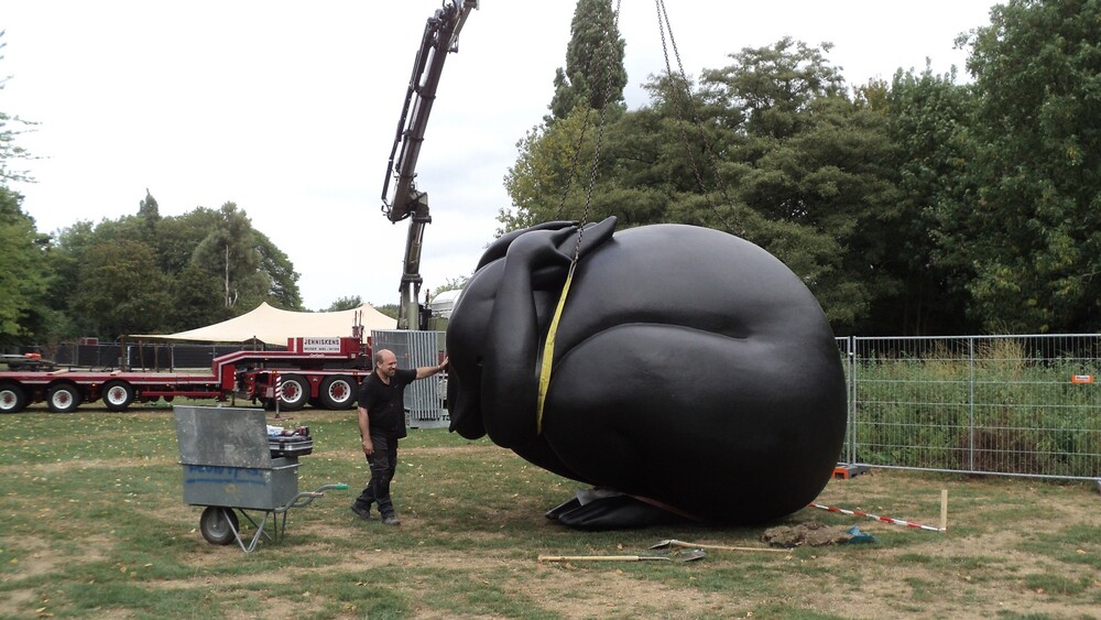 Piet Parra ontwierp de sculptuur ‘Angstig konijn’, Stichting Appelsap gaf opdracht tot een uitvergroting van de sculptuur aan Blowups. Het drie meter hoge konijn is gemaakt van polyester en staat op het Flevopark.