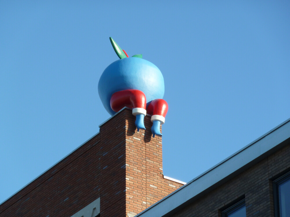 Een appel op hoge hakken, een sculptuur ontworpen door Piet Parra. De uitvergroting in de Houthavens in Amsterdam staat bovenop Blok 1A van Woningcorporatie Ymere. Van Studio Kees kreeg Blowups de opdracht de uitvergroting van de appel met hakken te maken.