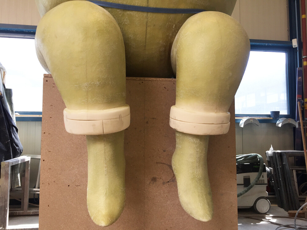 Een appel op hoge hakken, een sculptuur ontworpen door Piet Parra. De uitvergroting in de Houthavens in Amsterdam staat bovenop Blok 1A van Woningcorporatie Ymere. Van Studio Kees kreeg Blowups de opdracht de uitvergroting van de appel met hakken te maken.