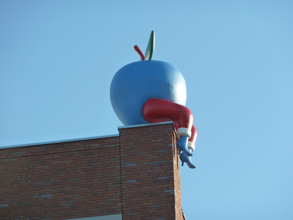 Een appel op hoge hakken, een sculptuur ontworpen door Piet Parra. De uitvergroting in de Houthavens in Amsterdam staat bovenop Blok 1A van Woningcorporatie Ymere. Van Studio Kees kreeg Blowups de opdracht de uitvergroting van de appel met hakken te maken.