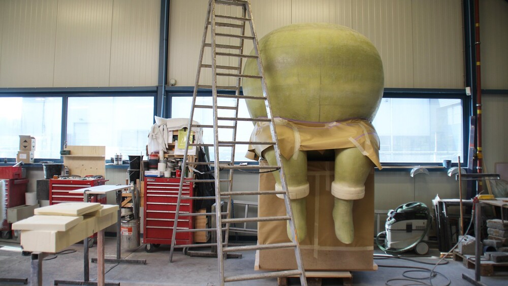 Een appel op hoge hakken, een sculptuur ontworpen door Piet Parra. De uitvergroting in de Houthavens in Amsterdam staat bovenop Blok 1A van Woningcorporatie Ymere. Van Studio Kees kreeg Blowups de opdracht de uitvergroting van de appel met hakken te maken.
