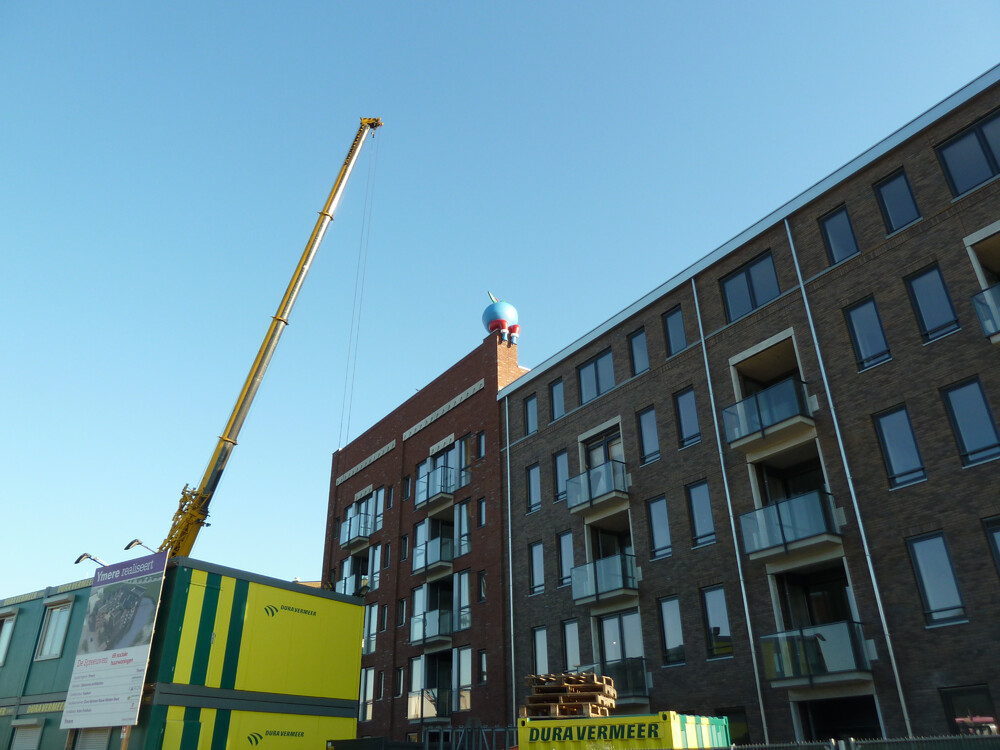 Een appel op hoge hakken, een sculptuur ontworpen door Piet Parra. De uitvergroting in de Houthavens in Amsterdam staat bovenop Blok 1A van Woningcorporatie Ymere. Van Studio Kees kreeg Blowups de opdracht de uitvergroting van de appel met hakken te maken.