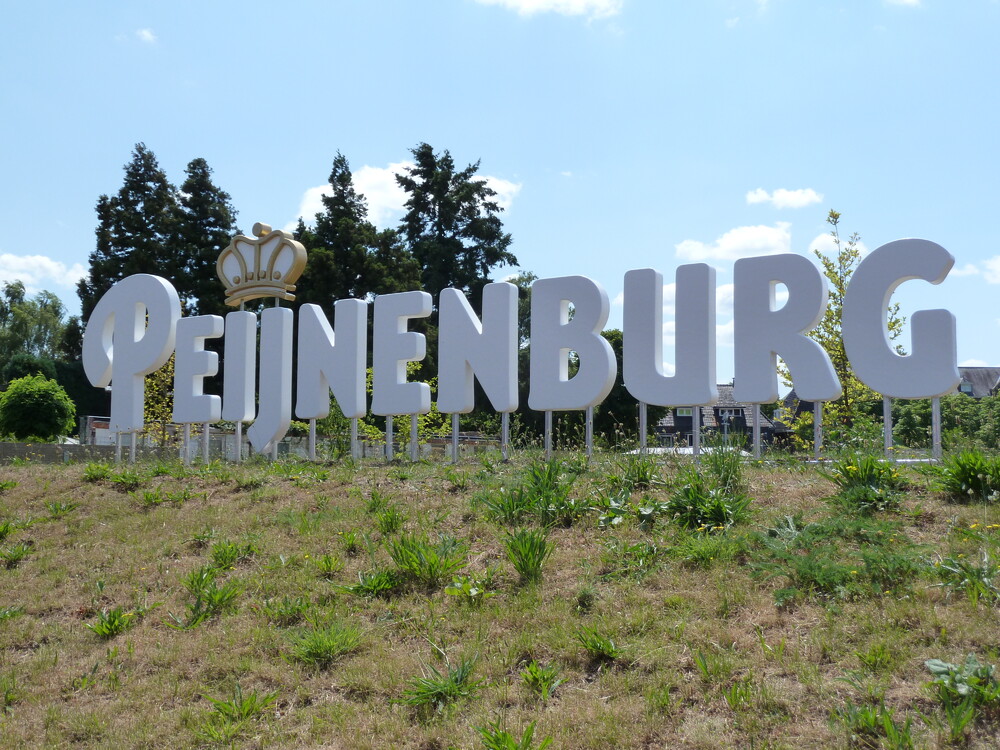 Logo blow up van Peijnenburg voor hoofdkantoor in Geldrop