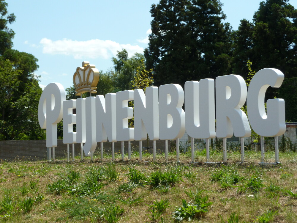 Logo blow up van Peijnenburg voor hoofdkantoor in Geldrop