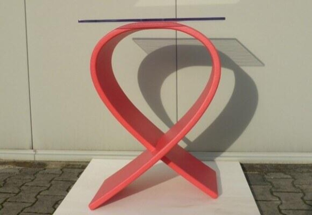 Sta-tafel in de vorm van het logo van Red Ribbon. In opdracht van Plaat Reklame gemaakt.