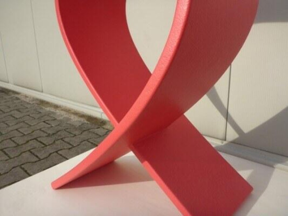 Sta-tafel in de vorm van het logo van Red Ribbon. In opdracht van Plaat Reklame gemaakt.