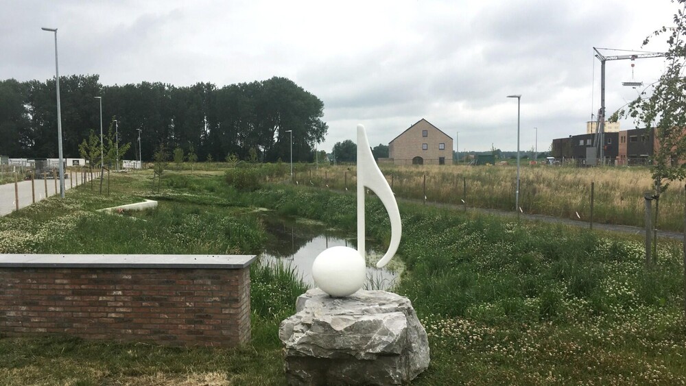 Polyester beeld van grote muzieknoot. Voor de inhuldiging van de nieuwe Muziekwijk in Kemzeke vervaardigde Blowups een polyester beeld van een grote witte muzieknoot. Het beeld staat buiten in de openbare ruimte tussen de Kemzekestraat en Nationalestraat. De uitvergrote muzieknoot heeft een basis van staal, is gevormd uit pur schuim en vervolgens bekleed met een aantal lagen glasvezelversterkt polyester.