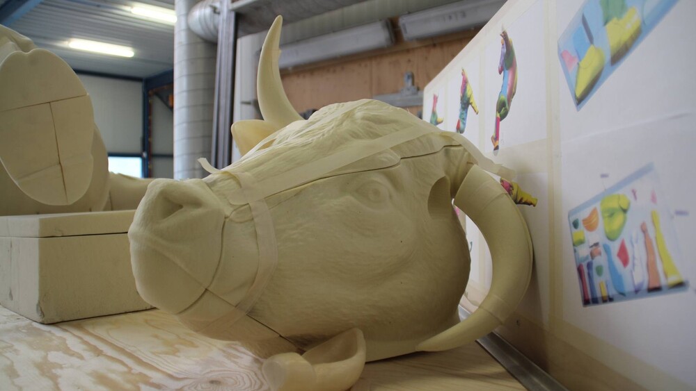 #HBullDus. In opdracht van Artbox produceerde Blowups het character De Bull van kunstenaar Brado Hogendoorn. De Bull kreeg een plaats op een vliegtuigstoel op Düsseldorf Airport.