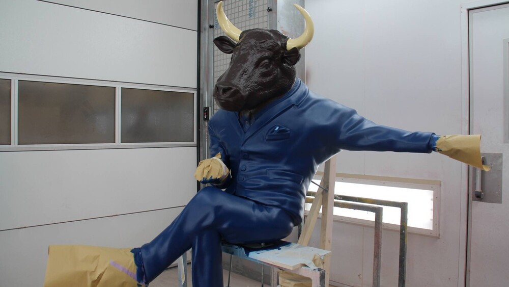 #HBullDus. In opdracht van Artbox produceerde Blowups het character De Bull van kunstenaar Brado Hogendoorn. De Bull kreeg een plaats op een vliegtuigstoel op Düsseldorf Airport.