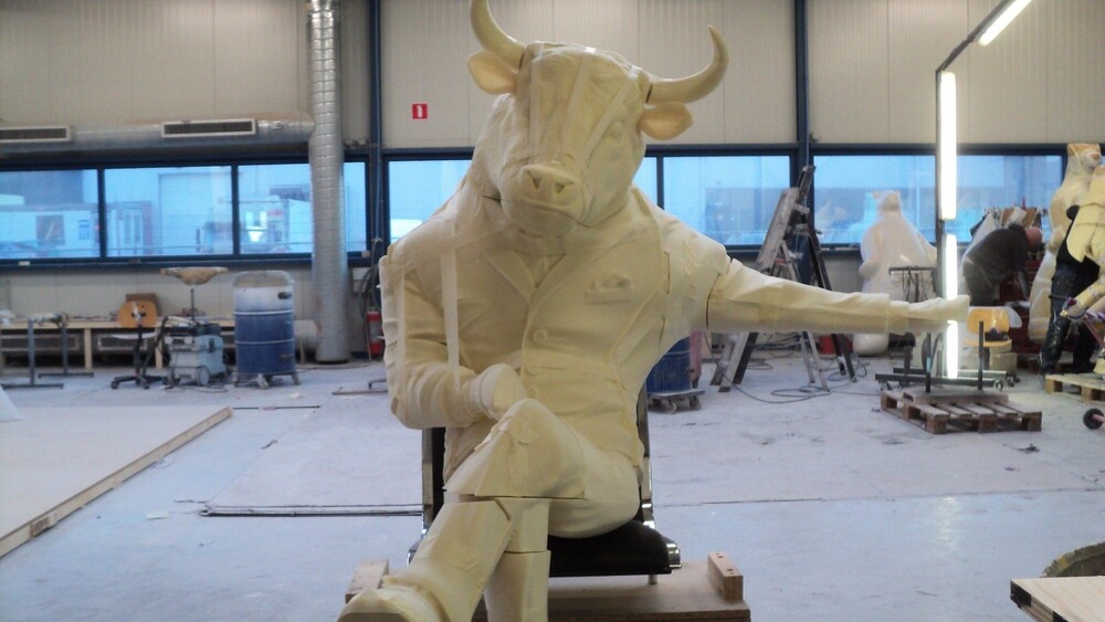 #HBullDus. In opdracht van Artbox produceerde Blowups het character De Bull van kunstenaar Brado Hogendoorn. De Bull kreeg een plaats op een vliegtuigstoel op Düsseldorf Airport.