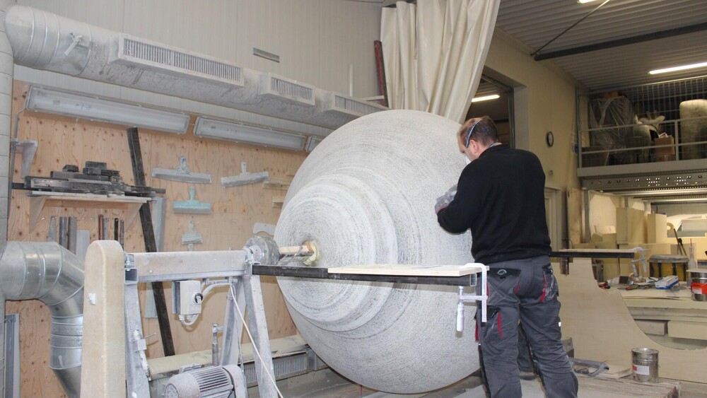 Polyester replica van kunstwerk De Tol van kunstenaar Frits Garenfeld voor gemeente Alphen aan den Rijn.