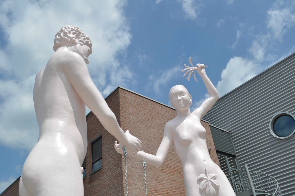 Polyester beeld annex speeltoestel 'The Lovers'  naar ontwerp van kunstenaar Jeremy Deller.