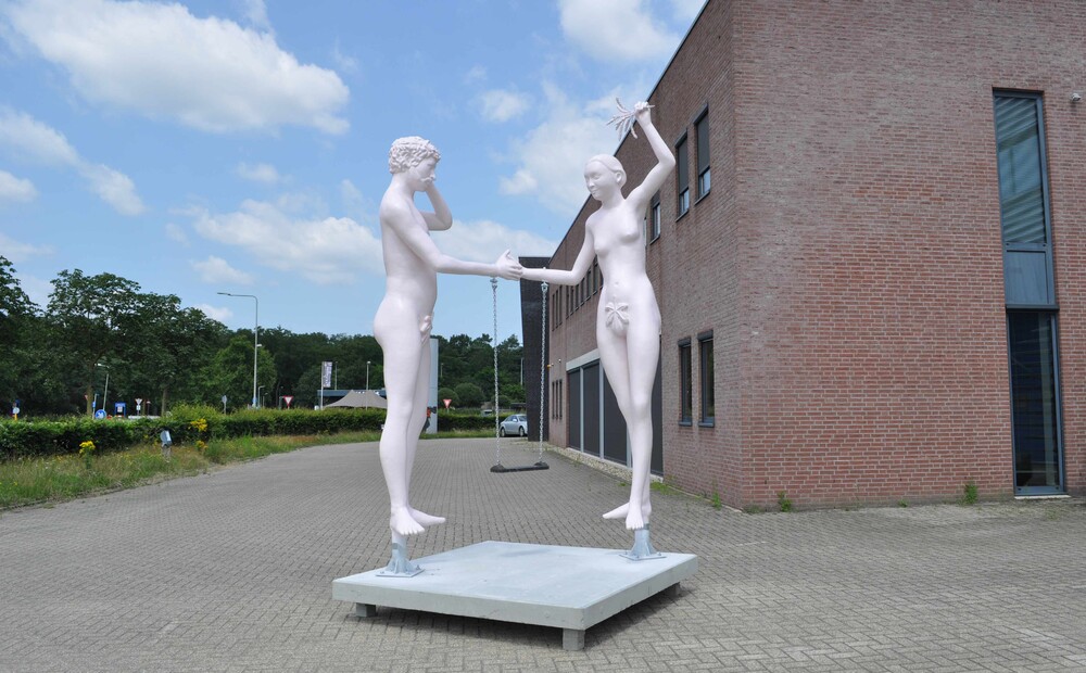 Polyester beeld annex speeltoestel 'The Lovers'  naar ontwerp van kunstenaar Jeremy Deller.