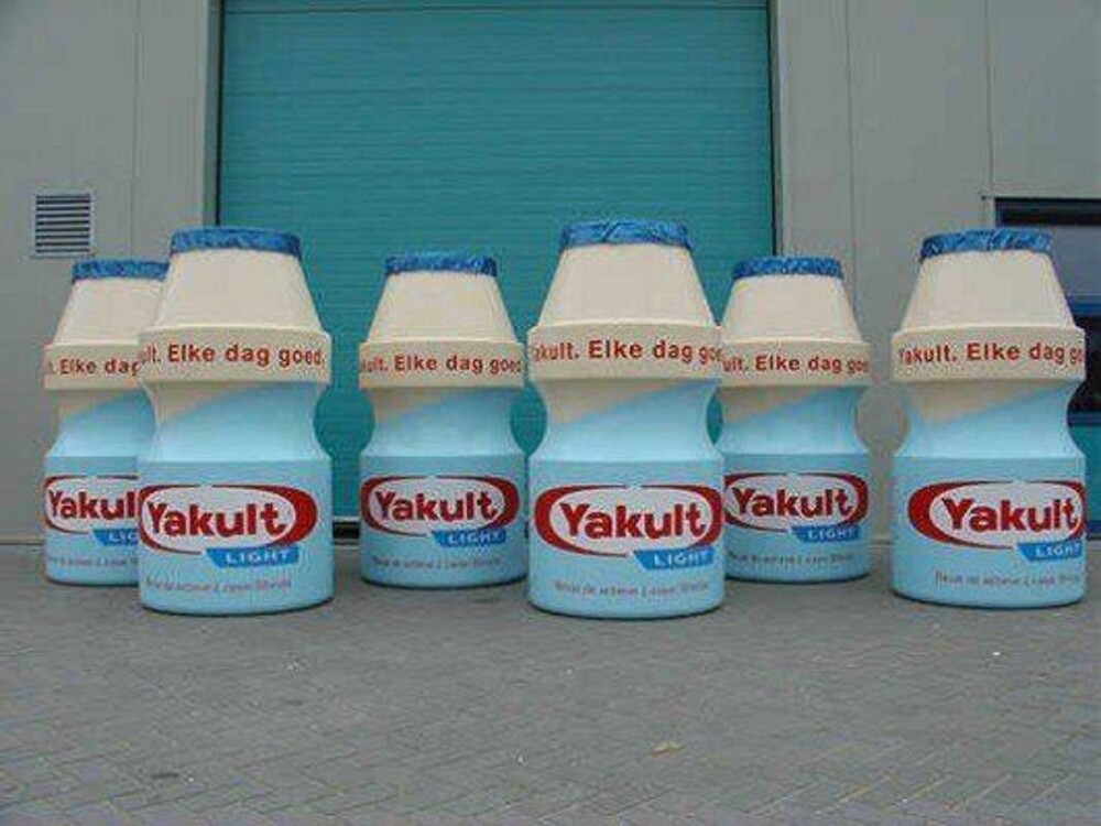 POS Point Of Sale - Voor Promodukties maakte Blowups vergrote pos Yakult flesjes.