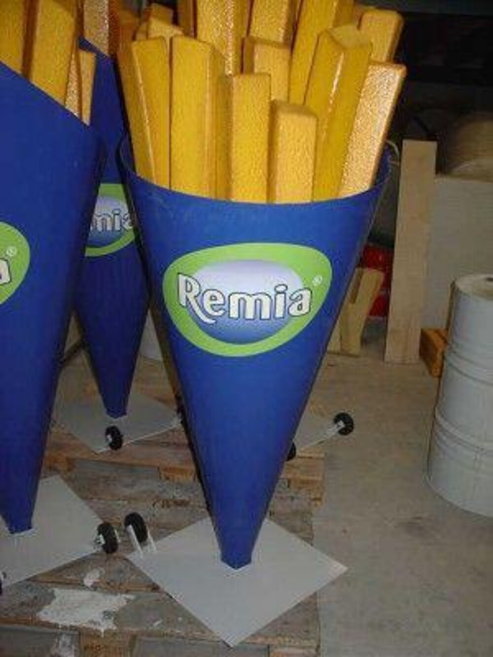 POS Point Of Sale - Blowups realiseerde voor Remia van point of sale materiaal een puntzak friet.