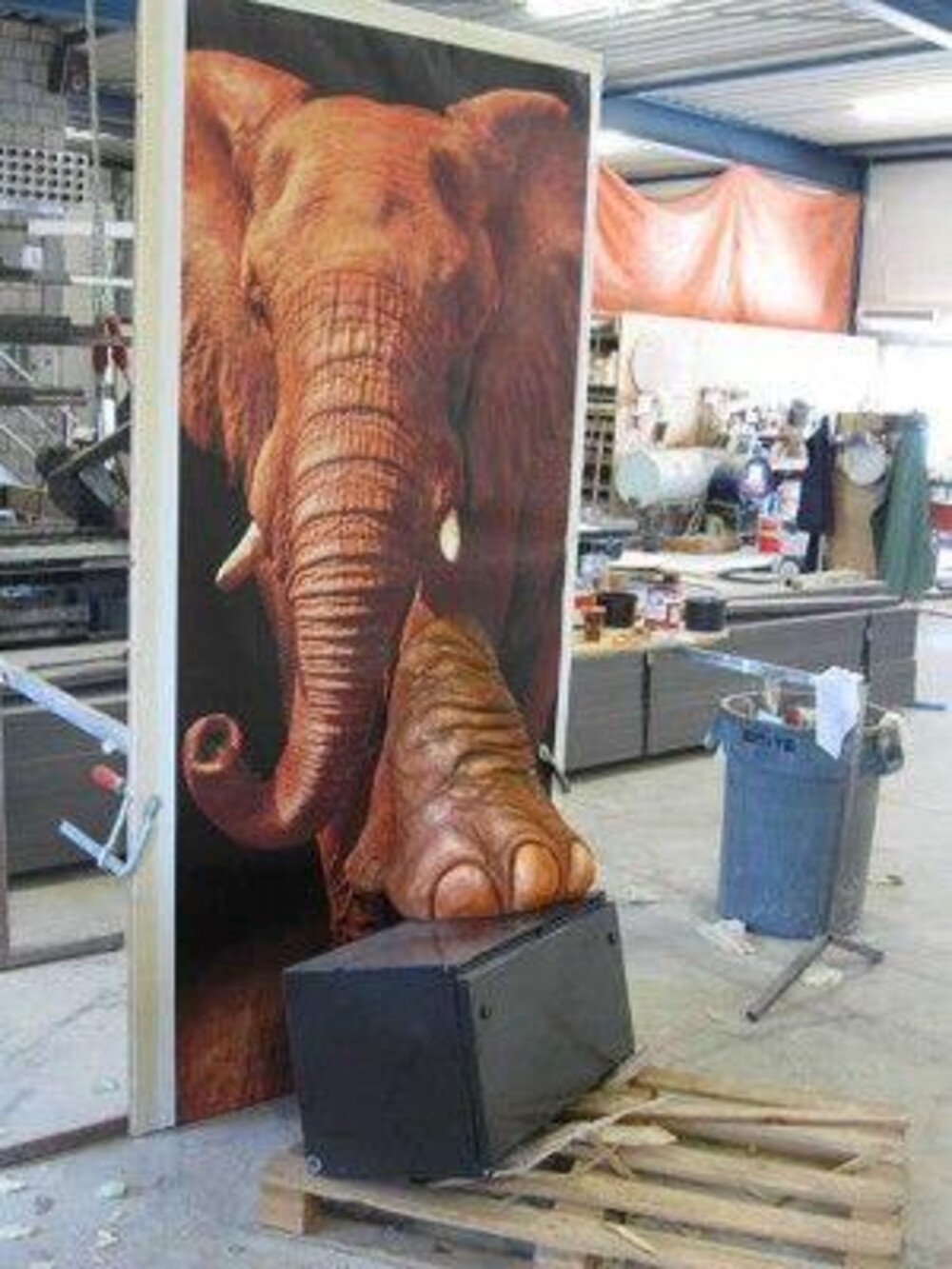 POS Point Of Sale - Voor Van Essen & Van Raay maakte Blowups een 3D point of sale van een olifantenpoot.