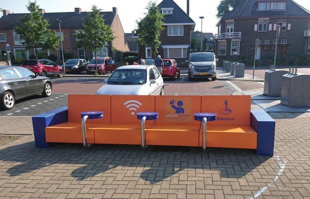 Mobiele WIFI bank Rabobank Land van Cuijk & Maasduinen. Ontwerp en productie Blowups Heijen.