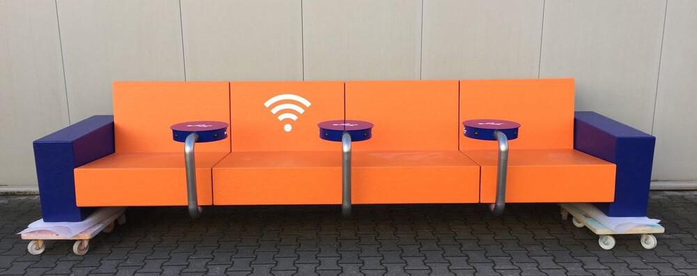 Mobiele WIFI bank Rabobank Land van Cuijk & Maasduinen. Ontwerp en productie Blowups Heijen.