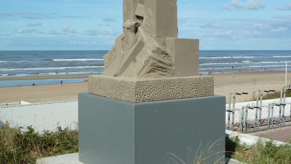 Replica van de winnende zandsculptuur van EK Zandsculpturen 2017. Dit keer is het geen uitvergroting van een bestaand kunstwerk maar een verkleining hiervan. Het kunstwerk is gescand, de bestanden zijn bewerkt en vervolgens heeft Blowups een kopie van het werk gemaakt. De replica van het kunstwerk bestaat uit pur schuim met een aantal lagen glasvezelversterkt polyester en voor een zanduitstraling is het 3d-object bezand.