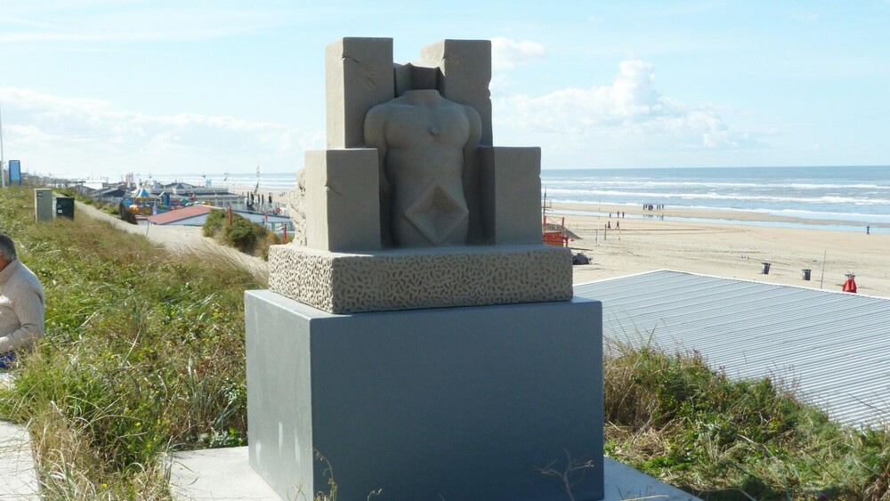 Replica van de winnende zandsculptuur van EK Zandsculpturen 2017. Dit keer is het geen uitvergroting van een bestaand kunstwerk maar een verkleining hiervan. Het kunstwerk is gescand, de bestanden zijn bewerkt en vervolgens heeft Blowups een kopie van het werk gemaakt. De replica van het kunstwerk bestaat uit pur schuim met een aantal lagen glasvezelversterkt polyester en voor een zanduitstraling is het 3d-object bezand.