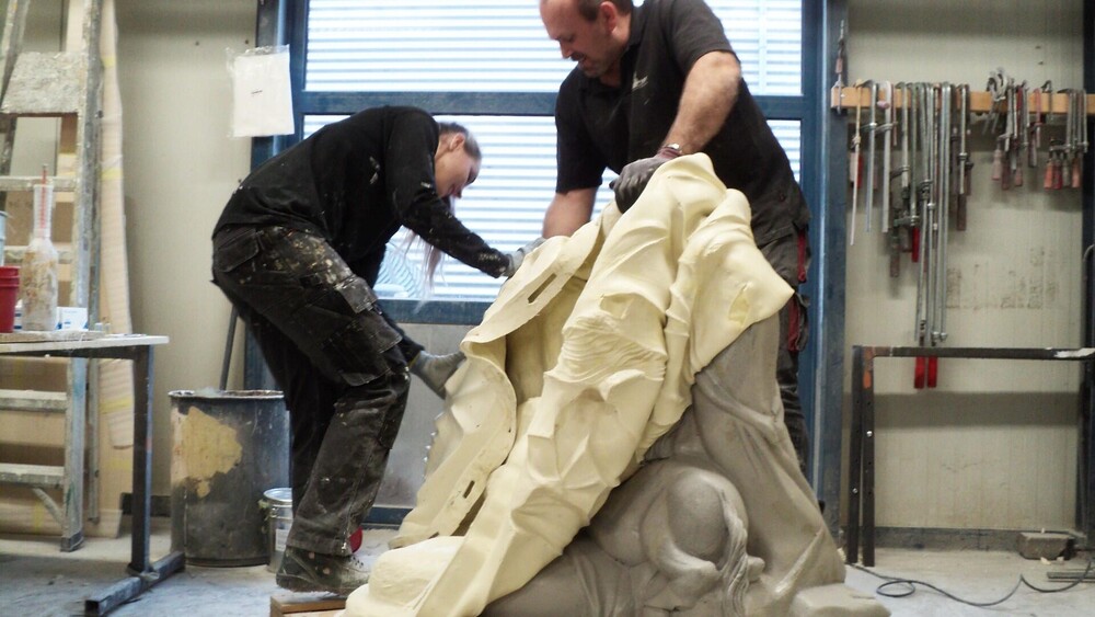 Replica winnende zandsculptuur EK Zandsculpturen Zandvoort. Het kunstwerk is gescand, de bestanden zijn bewerkt en vervolgens heeft Blowups een polyester kopie van het beeld gemaakt.