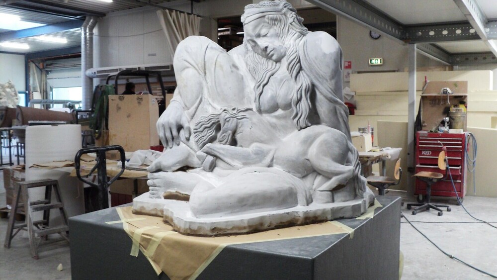 Replica winnende zandsculptuur EK Zandsculpturen Zandvoort. Het kunstwerk is gescand, de bestanden zijn bewerkt en vervolgens heeft Blowups een polyester kopie van het beeld gemaakt.
