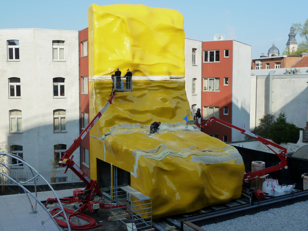 Locatiewerkzaamheden bij de montage van een kunstwerk in Gent.