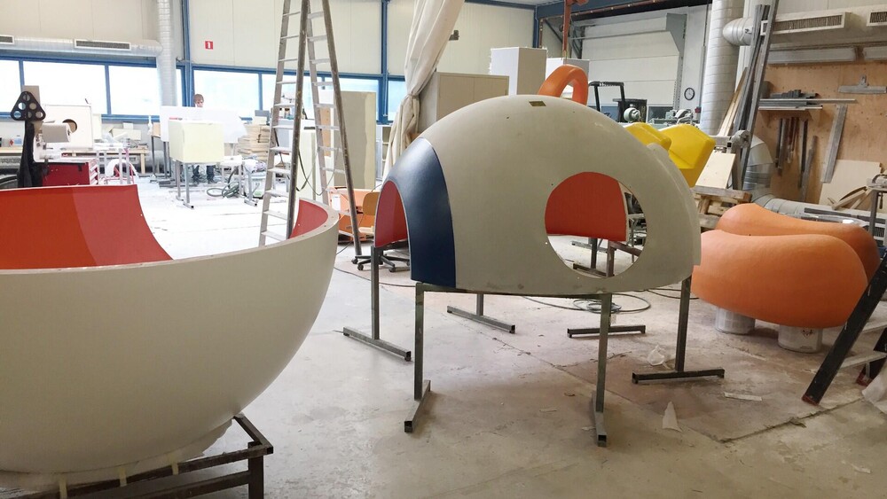 Thematisch polyester speeltoestel. Blowups ontwierp voor Bartimeus een speeloog dat bestaat uit een oogbol met de iris, (doorzichtige) pupil en een polyester glijbaan die symbool staat voor de bloedvaten die naar het oog lopen. Het speeloog heeft een diameter van 2000 mm en een hoogte van 1600 mm, het 3d-object is demontabel gemaakt zodat het toestel inpandig te verplaatsen is.