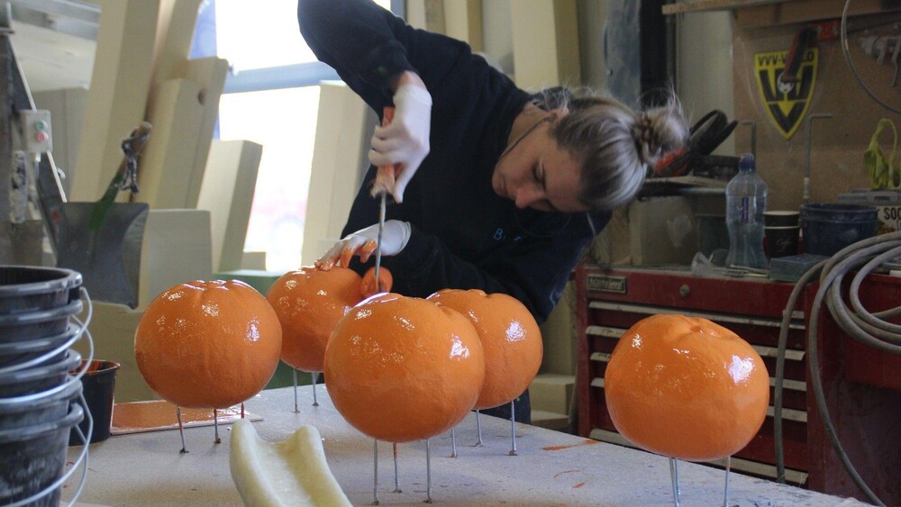 Uitvergroting, blowup, van winkelwagen Jumbo supermarkten. Blowups vervaardigde het fruit en de groenten in de grote winkelwagen. De ingrediënten werden op 275% met de hand geshaped door de creatieve talenten bij Blowups en levensecht gedecoreerd.