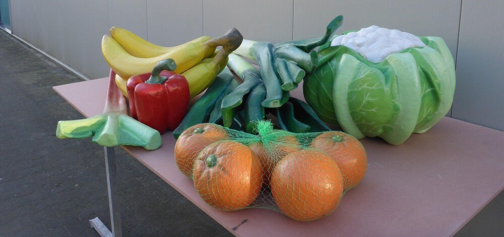 Uitvergroting, blowup, van winkelwagen Jumbo supermarkten. Blowups vervaardigde het fruit en de groenten in de grote winkelwagen. De ingrediënten werden op 275% met de hand geshaped door de creatieve talenten bij Blowups en levensecht gedecoreerd.