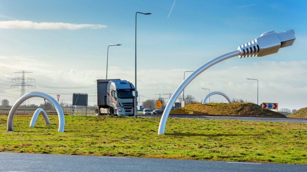 Grote polyester UTP-kabel Eemshaven. Dit grote polyester beeld maakte Blowups in opdracht van Studio 212 Fahrenheit, de UTP-kabel staat symbool voor de verbinding tussen de twee continenten Amerika en Europa. Het kunstwerk staat sinds eind december 2018 op een rotonde in Eemshaven.Het grote 3D-object bestaat uit vier delen, drie kabeldelen en één UTP-stekker. De kabeldelen zijn los van elkaar 5 meter, 4,5 meter, 6 meter en 9 meter lang. Studio 212 Fahrenheit maakte het ontwerp en leverde de 3D-bestanden aan. Het object hebben wij in delen uit PUR-schuim gefreesd, de onderdelen zijn daarna samengesteld en versterkt met een aantal lagen glasvezelversterkt polyester. Het gedeelte van de UTP-stekker is gemaakt met een basis van staal en daarna bedekt met polyester. Voor de echte UTP-kabel uitstraling is het gehele 3D-object afgewerkt met een zilver metallic coating.