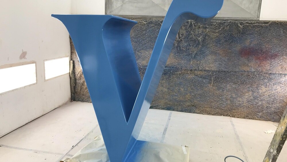 De grote Letter V van Veronica werd door Blowups in opdracht van Active Studios gemaakt en gebruikt als decor in de tv commercial van Giel Beelen ter promotie van zijn komst naar Veronica en zijn programma.