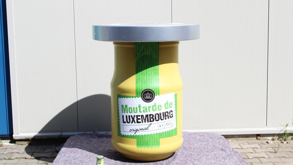 foto Solid blowup mustard jar