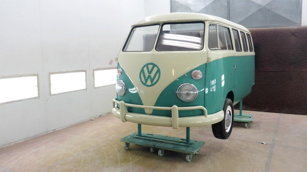 VW T1 vintage blikvanger horeca interieur. Onze opdrachtgever was op zoek naar een eyecatcher voor in het interieur van een horecazaak, vintage was het sleutelwoord. De klassieke T1 werd dé blikvanger van het interieur, nu alleen nog een interieurbouwer die dit kan maken. Blowups kocht een oude VW T1, we deelde het busje in tweeën en restaureerde het decorstuk volledig.