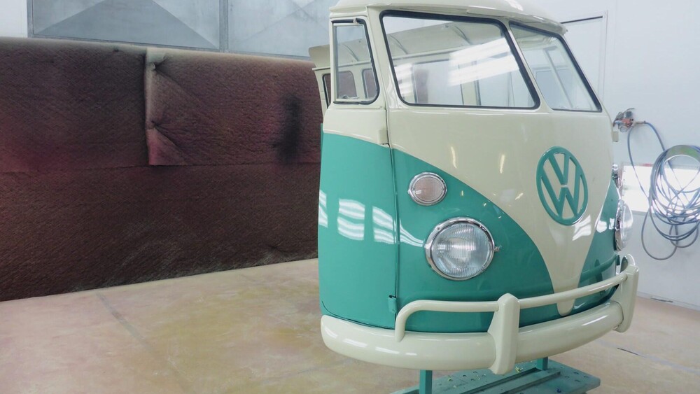 VW T1 vintage blikvanger horeca interieur. Onze opdrachtgever was op zoek naar een eyecatcher voor in het interieur van een horecazaak, vintage was het sleutelwoord. De klassieke T1 werd dé blikvanger van het interieur, nu alleen nog een interieurbouwer die dit kan maken. Blowups kocht een oude VW T1, we deelde het busje in tweeën en restaureerde het decorstuk volledig.