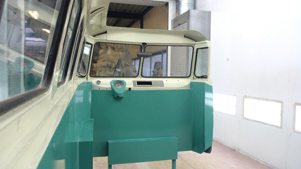 VW T1 vintage blikvanger horeca interieur. Onze opdrachtgever was op zoek naar een eyecatcher voor in het interieur van een horecazaak, vintage was het sleutelwoord. De klassieke T1 werd dé blikvanger van het interieur, nu alleen nog een interieurbouwer die dit kan maken. Blowups kocht een oude VW T1, we deelde het busje in tweeën en restaureerde het decorstuk volledig.