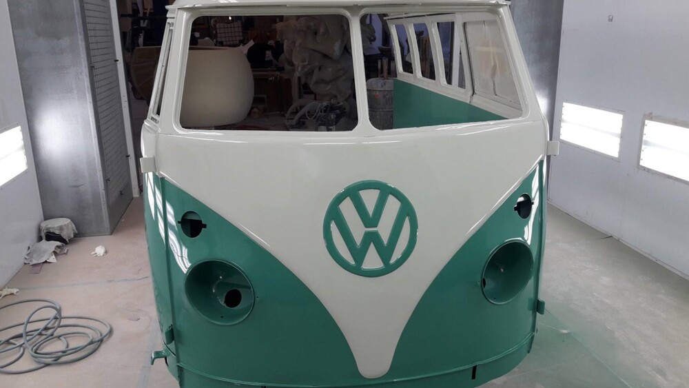 VW T1 vintage blikvanger horeca interieur. Onze opdrachtgever was op zoek naar een eyecatcher voor in het interieur van een horecazaak, vintage was het sleutelwoord. De klassieke T1 werd dé blikvanger van het interieur, nu alleen nog een interieurbouwer die dit kan maken. Blowups kocht een oude VW T1, we deelde het busje in tweeën en restaureerde het decorstuk volledig.