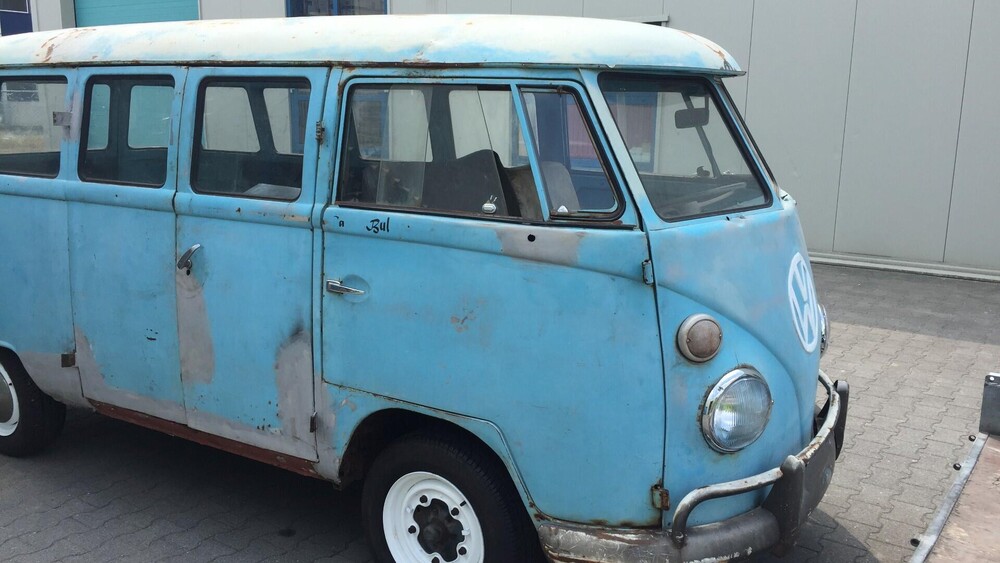 VW T1 vintage blikvanger horeca interieur. Onze opdrachtgever was op zoek naar een eyecatcher voor in het interieur van een horecazaak, vintage was het sleutelwoord. De klassieke T1 werd dé blikvanger van het interieur, nu alleen nog een interieurbouwer die dit kan maken. Blowups kocht een oude VW T1, we deelde het busje in tweeën en restaureerde het decorstuk volledig.