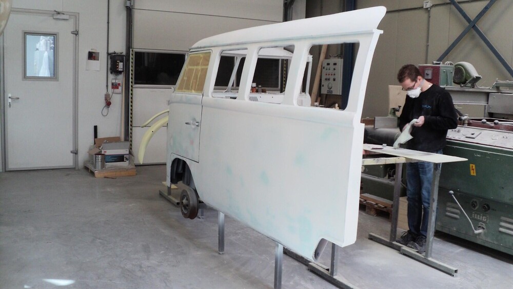 VW T1 vintage blikvanger horeca interieur. Onze opdrachtgever was op zoek naar een eyecatcher voor in het interieur van een horecazaak, vintage was het sleutelwoord. De klassieke T1 werd dé blikvanger van het interieur, nu alleen nog een interieurbouwer die dit kan maken. Blowups kocht een oude VW T1, we deelde het busje in tweeën en restaureerde het decorstuk volledig.