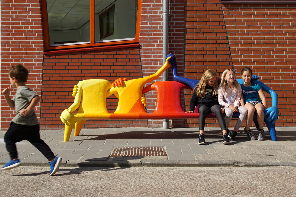 Buiten meubilair  schoolplein, speelmeubel op maat gemaakt van glasvezelversterkt polyester.