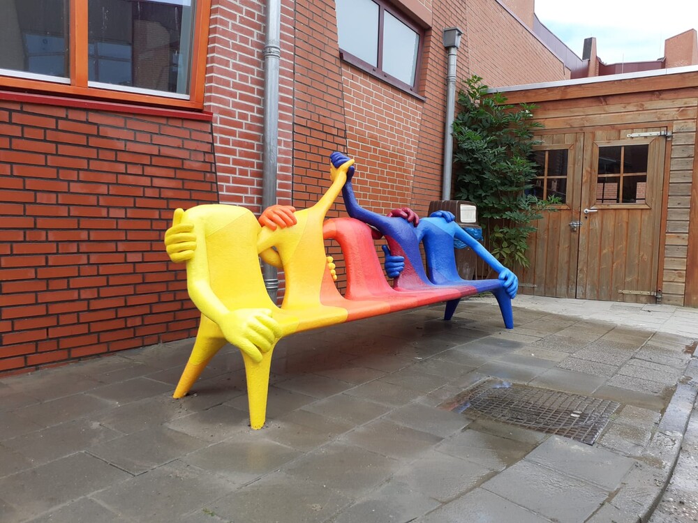 Buiten meubilair  schoolplein, speelmeubel op maat gemaakt van glasvezelversterkt polyester.