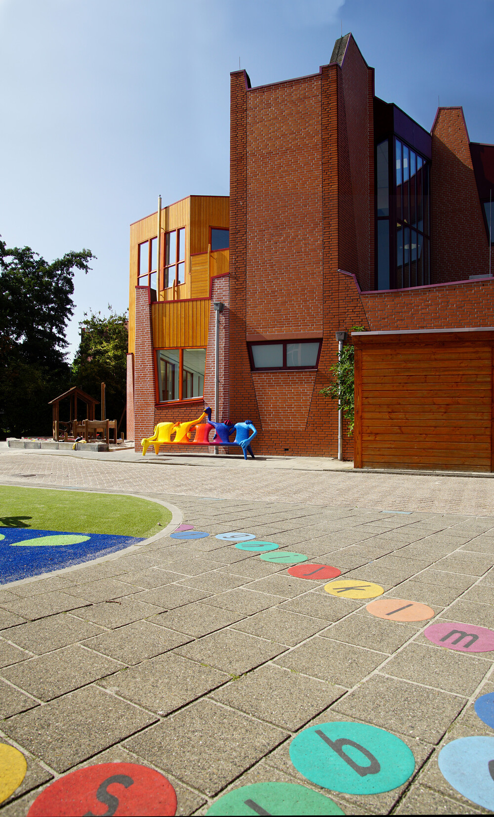 Buiten meubilair  schoolplein, speelmeubel op maat gemaakt van glasvezelversterkt polyester.