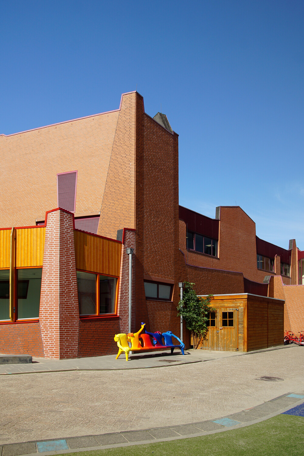 Buiten meubilair  schoolplein, speelmeubel op maat gemaakt van glasvezelversterkt polyester.