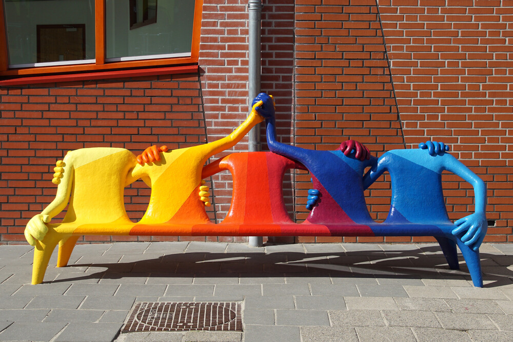 foto Friendship bench at elementary school