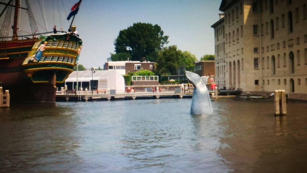 Walvisstaart IJ Amsterdam voor Het Scheepvaartmuseum in Amsterdam. Blowups mocht de staart van de walvis maken en plaatsen. De walvisstaart dient als eyecatcher voor de Walvisweken van Het Scheepvaartmuseum.