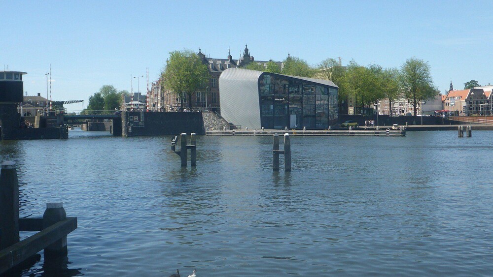 Walvisstaart IJ Amsterdam voor Het Scheepvaartmuseum in Amsterdam. Blowups mocht de staart van de walvis maken en plaatsen. De walvisstaart dient als eyecatcher voor de Walvisweken van Het Scheepvaartmuseum.