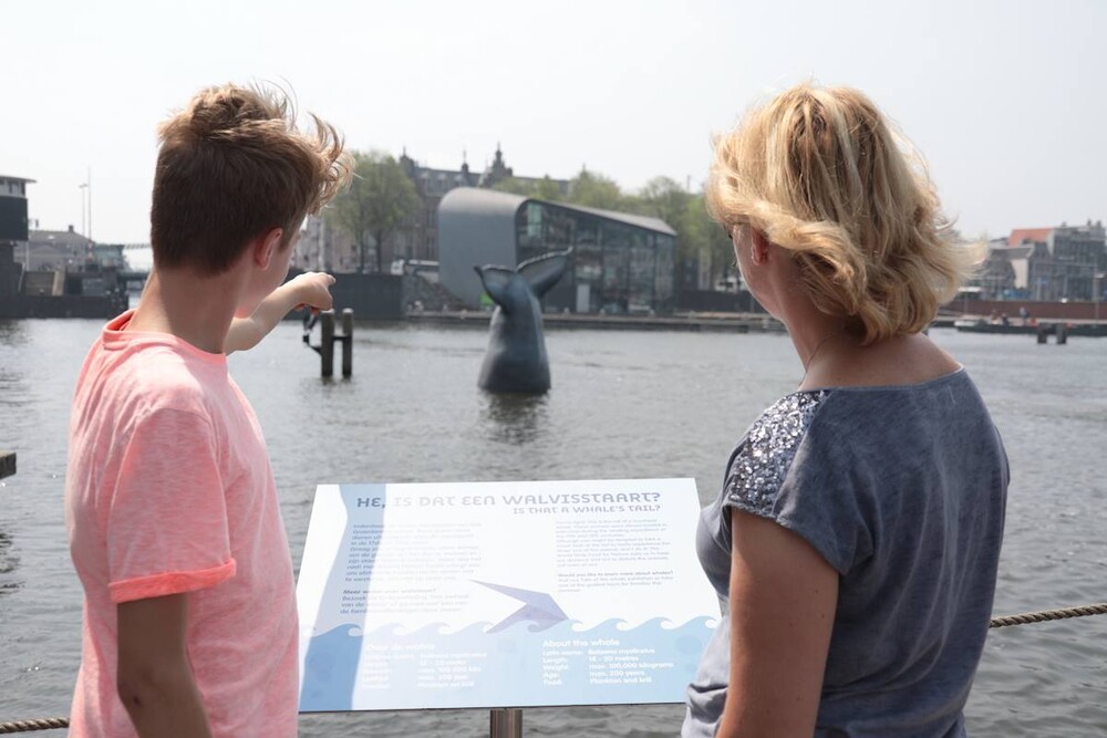 Walvisstaart IJ Amsterdam voor Het Scheepvaartmuseum in Amsterdam. Blowups mocht de staart van de walvis maken en plaatsen. De walvisstaart dient als eyecatcher voor de Walvisweken van Het Scheepvaartmuseum.